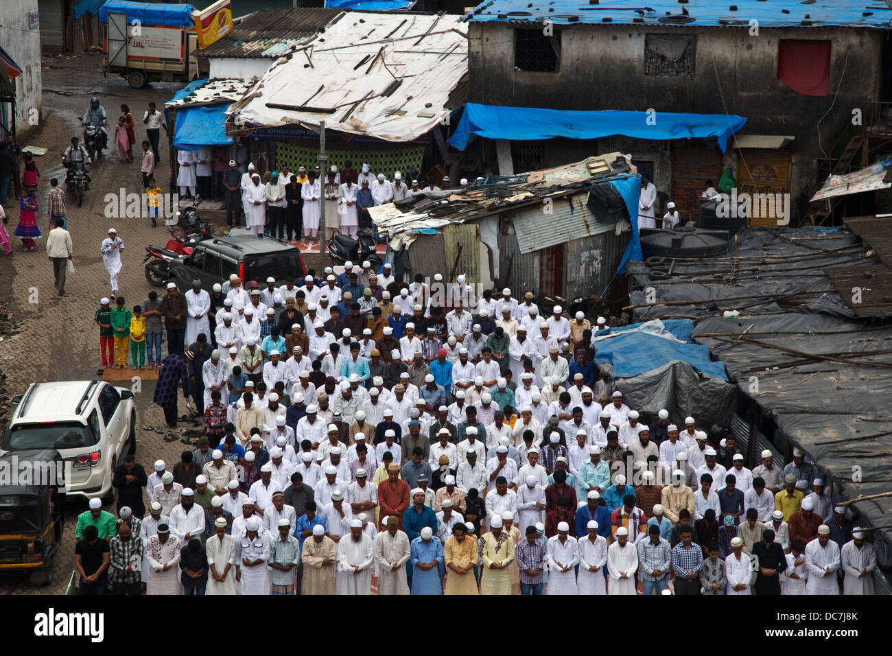 Los hombres musulmanes indios realizar oración de mediodía la oración del Yumu'ah (Jum'ah) (Namaz-e-Tawbah o Salah-e-Tawbah) el viernes en la Eid el-Fitr día en Mumbai Foto de stock