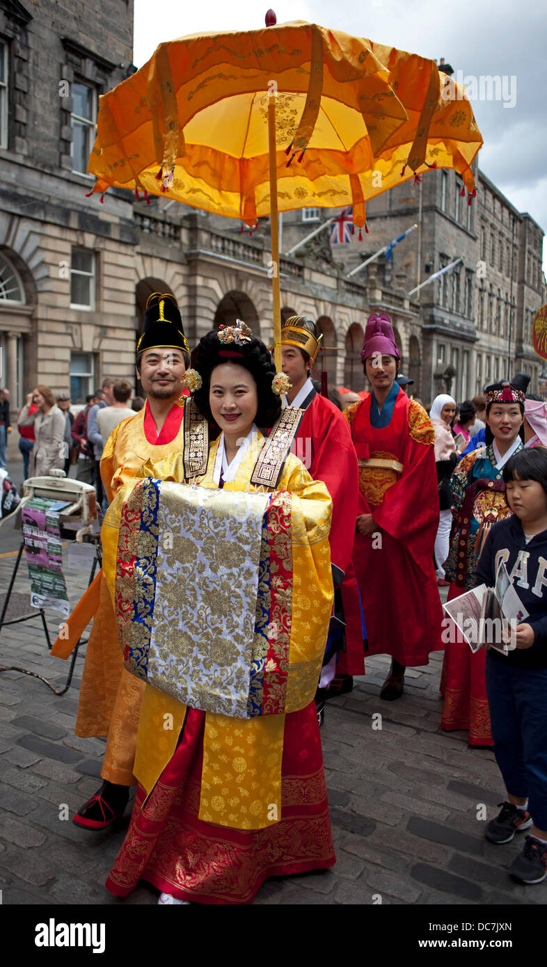 Edimburgo, Reino Unido. 11 de agosto de 2013. Edinburgh Fringe Festival, Korean Folclore Group 'Coreyah' promover su show en Royal Mile Foto de stock