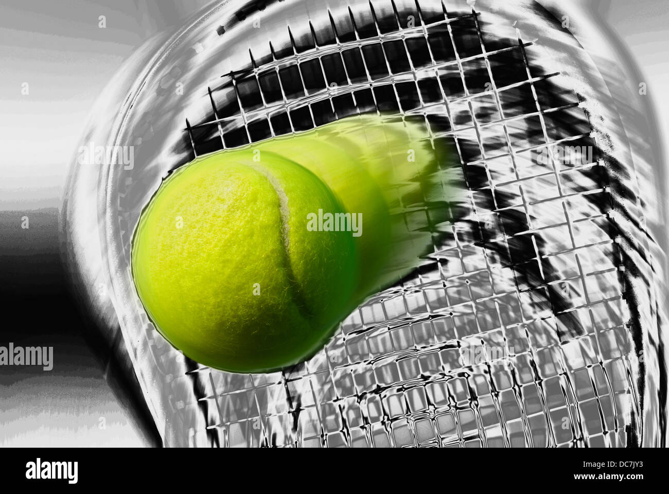 Raqueta de tenis poderosamente golpeando una pelota de tenis Foto de stock