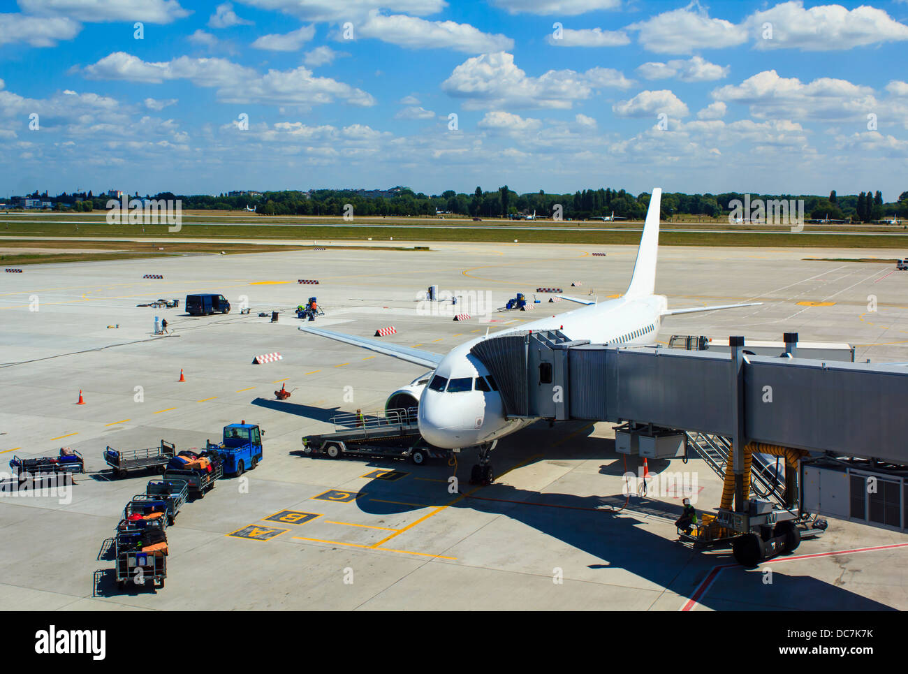 El avión comercial estacionado en el aeropuerto de Boryspil, Kiev, Ucrania. Los trabajadores del aeropuerto cargando la llanura con el equipaje del pasajero. Foto de stock