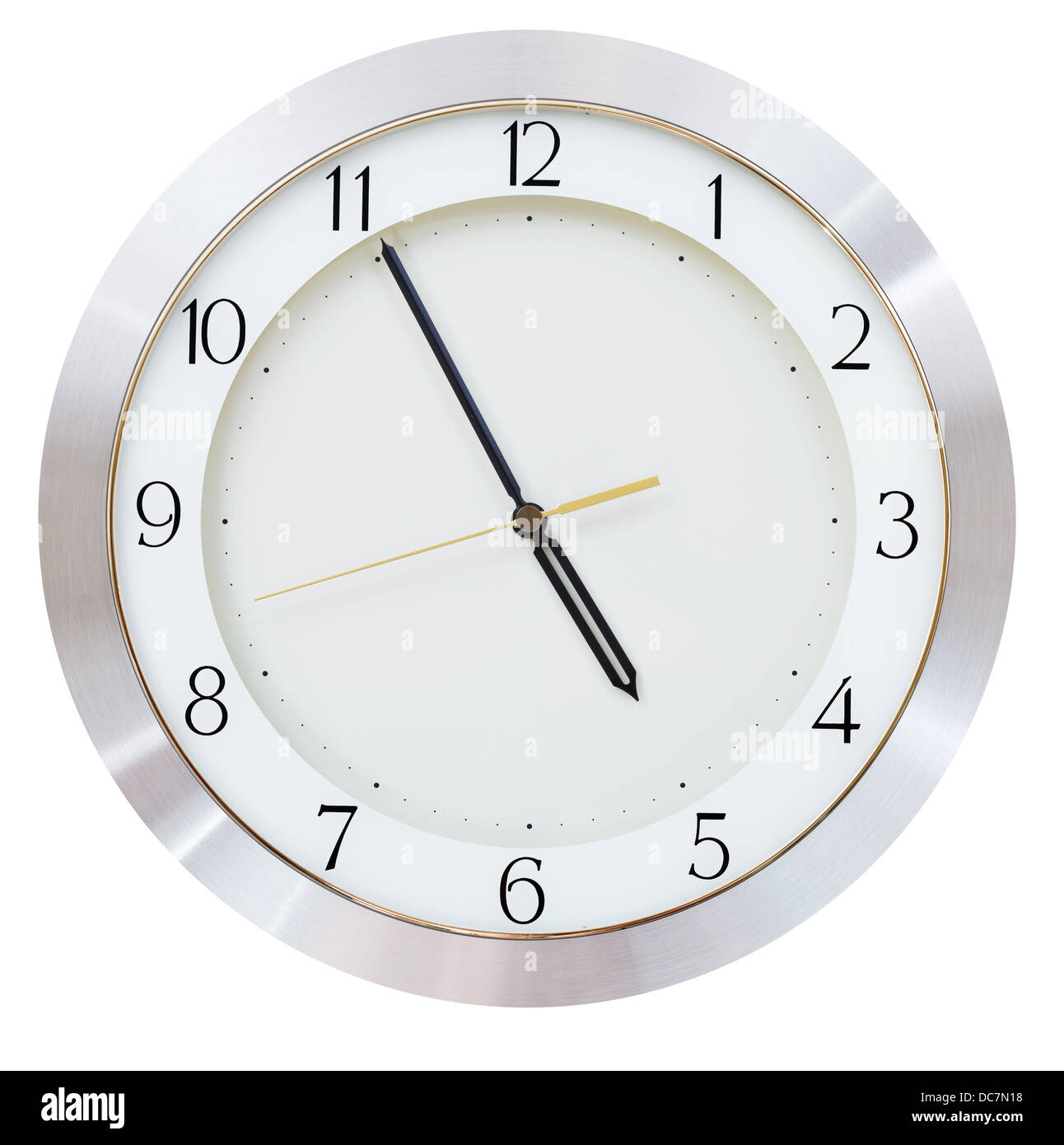 A cinco minutos de las cinco de la tarde en el dial del reloj de pared  redondo Fotografía de stock - Alamy