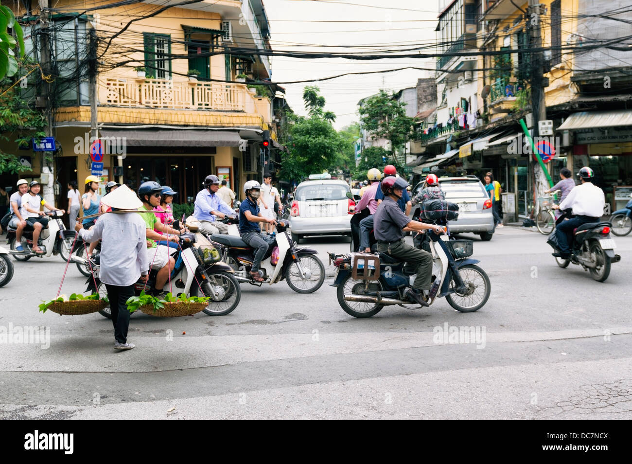 Hay que cruzar una calle muy transitada en el barrio antiguo de Hanoi, Vietnam Foto de stock