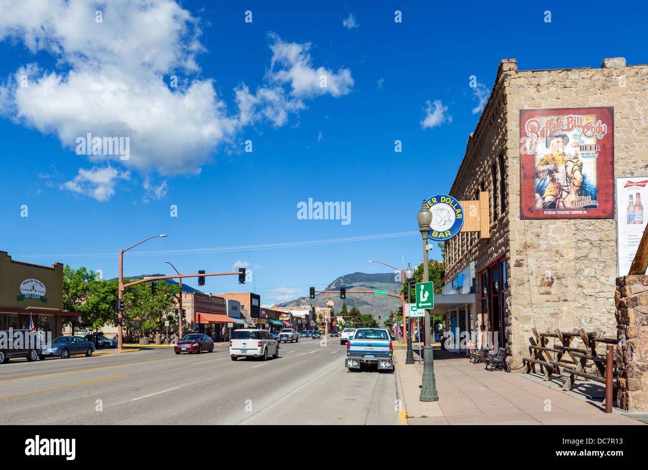La avenida Sheridan en el centro de Cody, Wyoming, EE.UU. Foto de stock