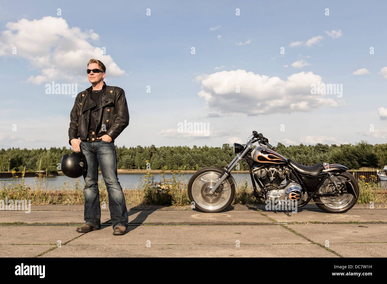 Joven vistiendo prendas de cuero con sus Harley Davidson Fotografía de  stock - Alamy