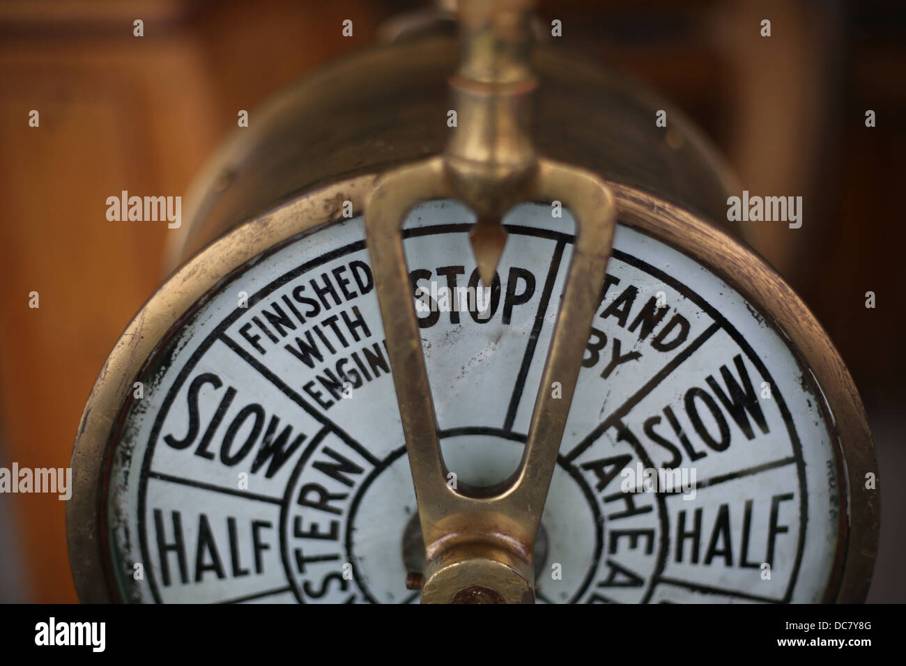 Un instrumento náutico señaló la palabra 'Stop'. Foto de stock