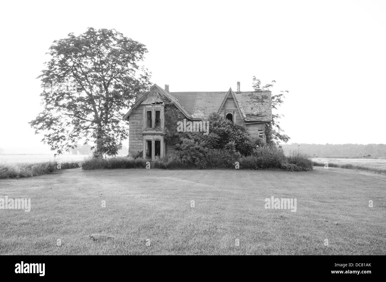 Abandonar la casa vieja en la carretera #3 en el sudoeste de Ontario. Foto de stock