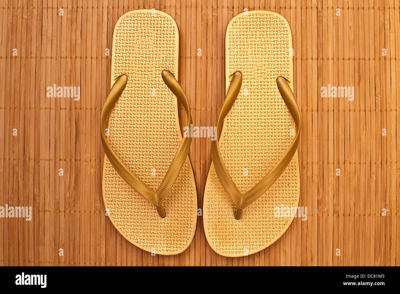 Bamboo sandals e imágenes de resolución Alamy