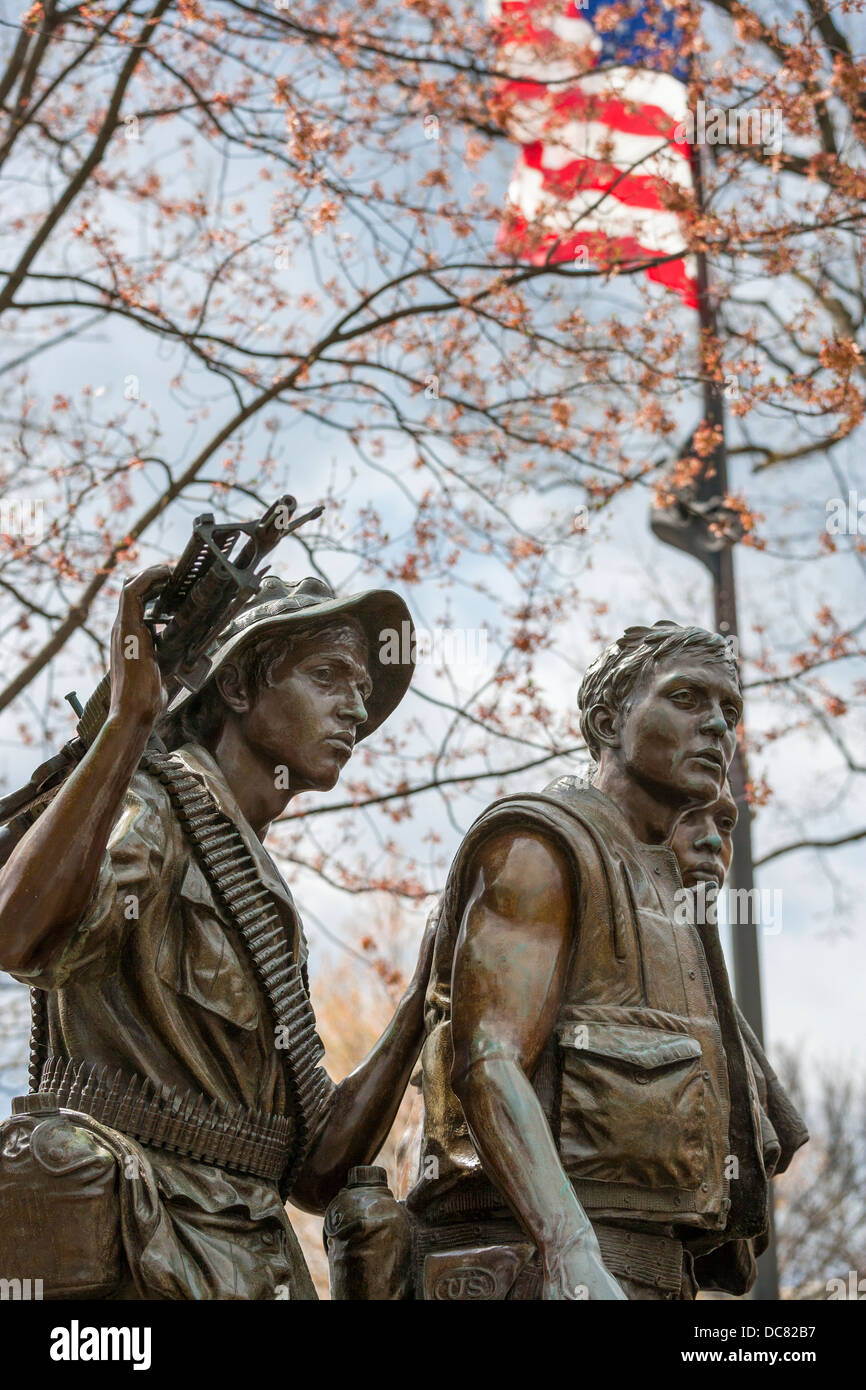 Tres soldados, soldados, estatua de bronce de la escultura en el National Mall de Washington DC parte de Vietnam Veterans Memorial Bandera estadounidense Foto de stock