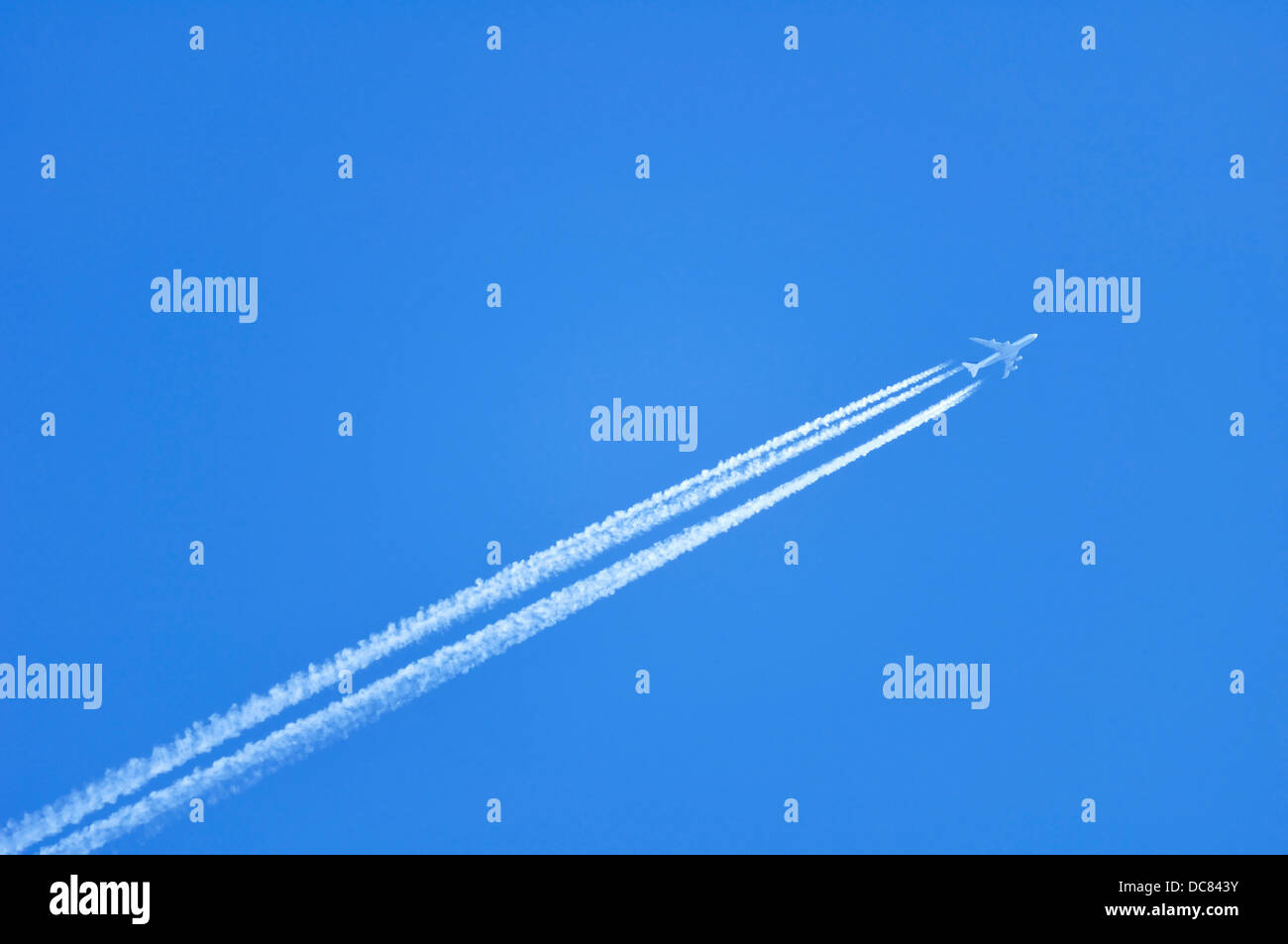 Las estelas de condensación de vapor Jet / rastro de un avión Foto de stock