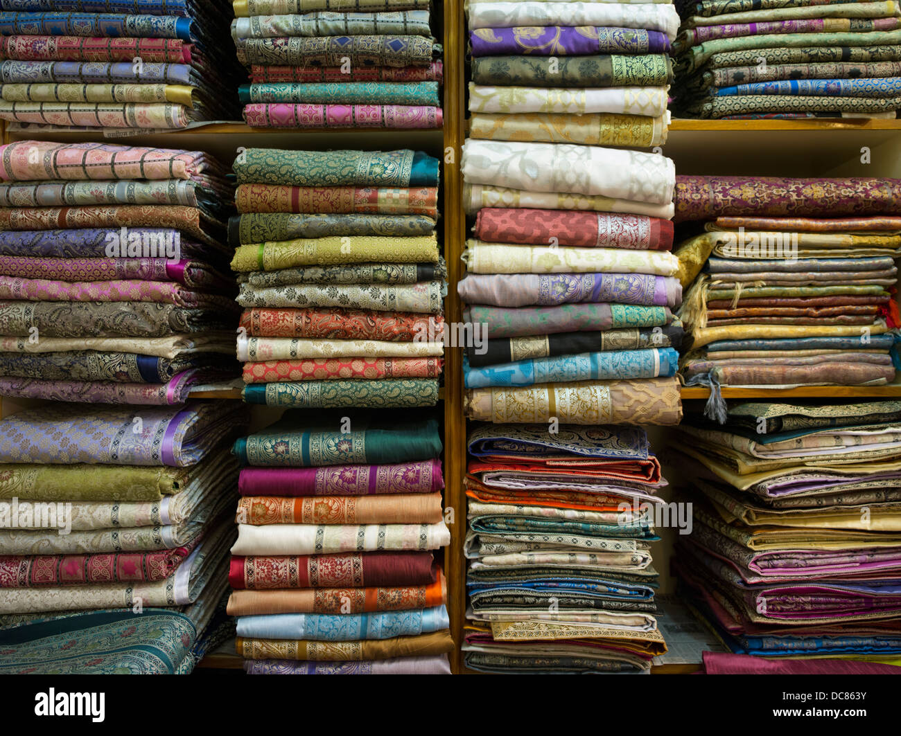 Saris, pashminas, chales y bufandas de seda, cachemir y lana en venta en  Varanasi, India Fotografía de stock - Alamy