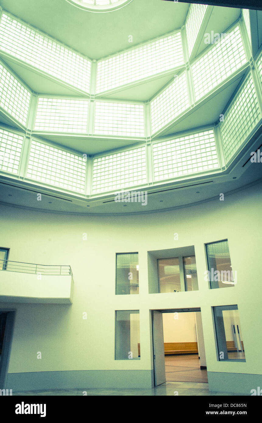 Interior de la Gemäldegalerie, un museo de arte en Berlín, Alemania Foto de stock