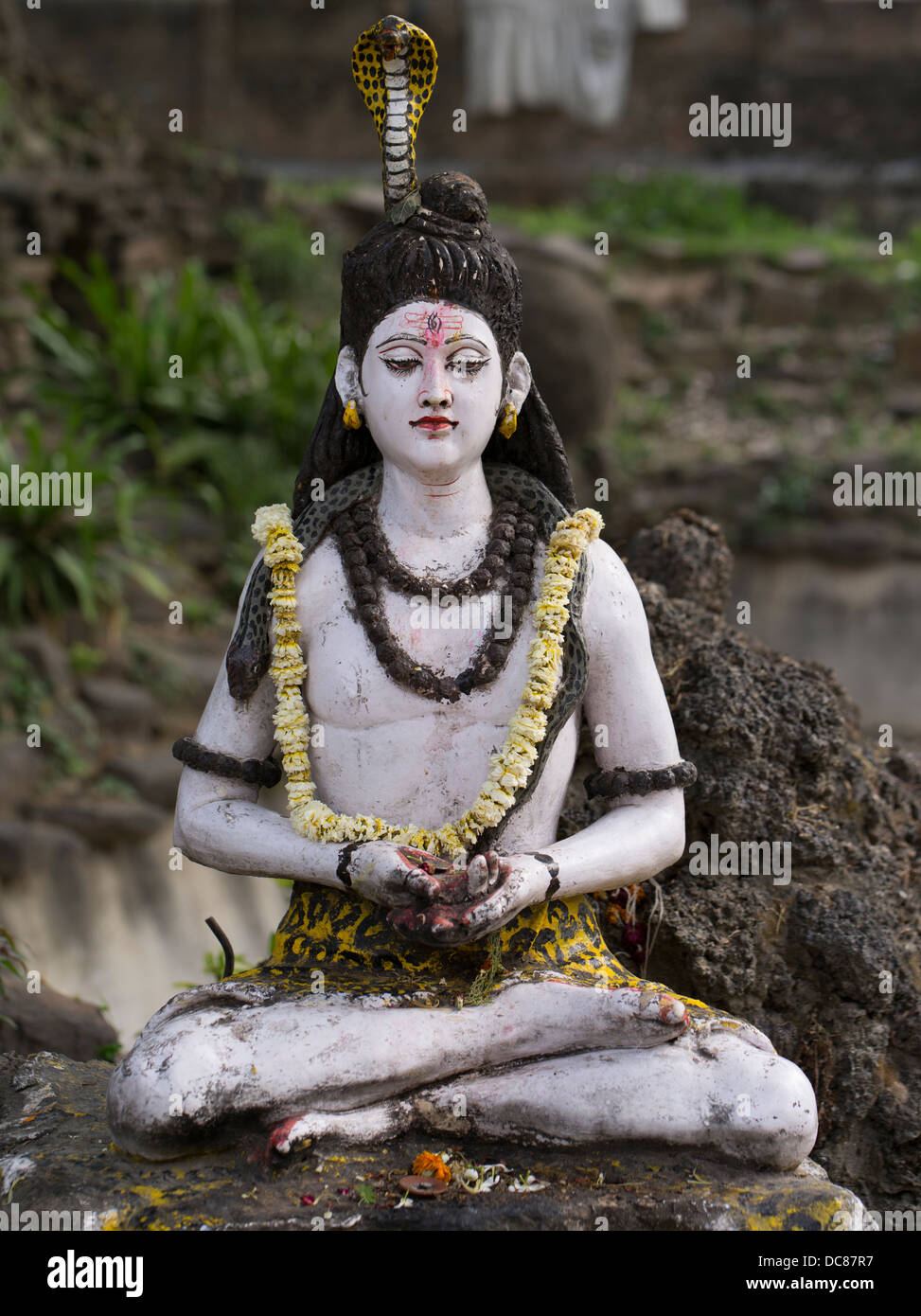 Estatua del Señor Shiva, deidad hindú - La vida en las orillas del río Ganges - Varanasi, India Foto de stock