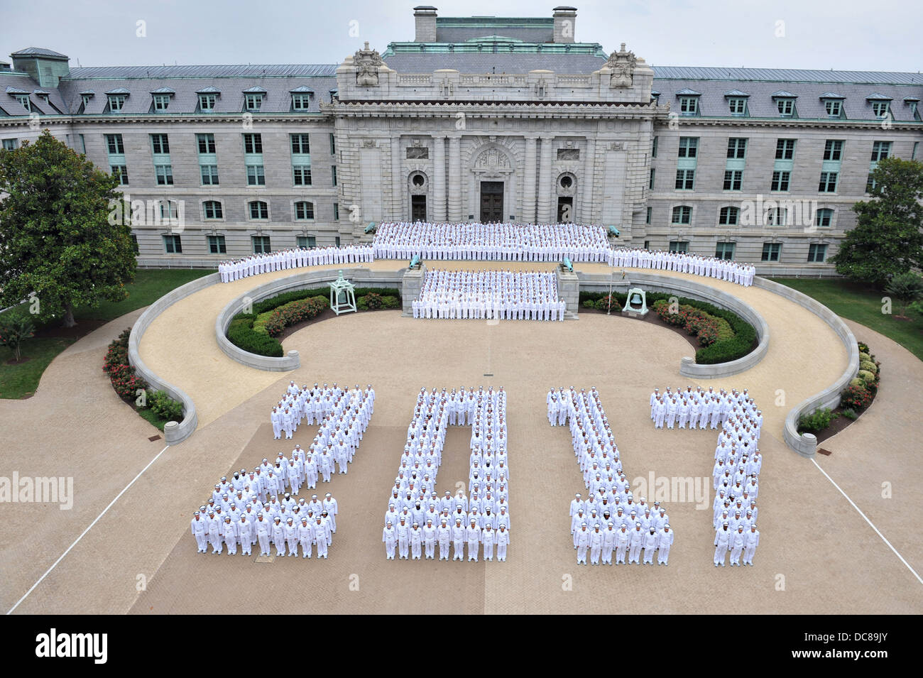 Guardiamarina plebes entrantes conocidos como soporte en la formación de una clase fotografía en la Academia Naval de los Estados Unidos el 9 de julio de 2013 en Annapolis, Maryland. Foto de stock