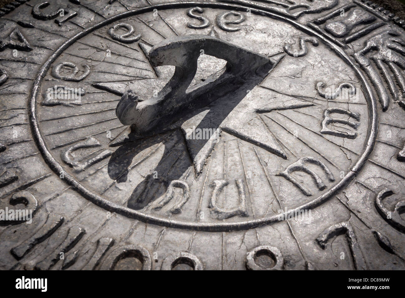 Un jardín ornamental Sundial con una fuerte sombra entre diez y once. Foto de stock