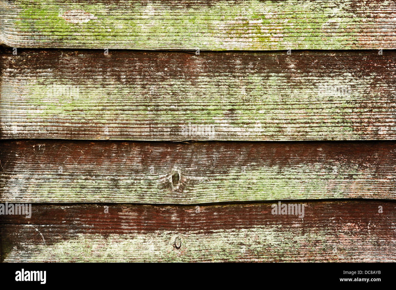 La textura de la madera, con aspecto erosionado, antiguo y oscuro Foto de stock