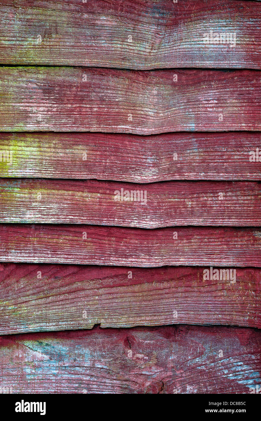 La textura de la madera, con aspecto erosionado, viejo y rojo oscuro - Vintage Foto de stock