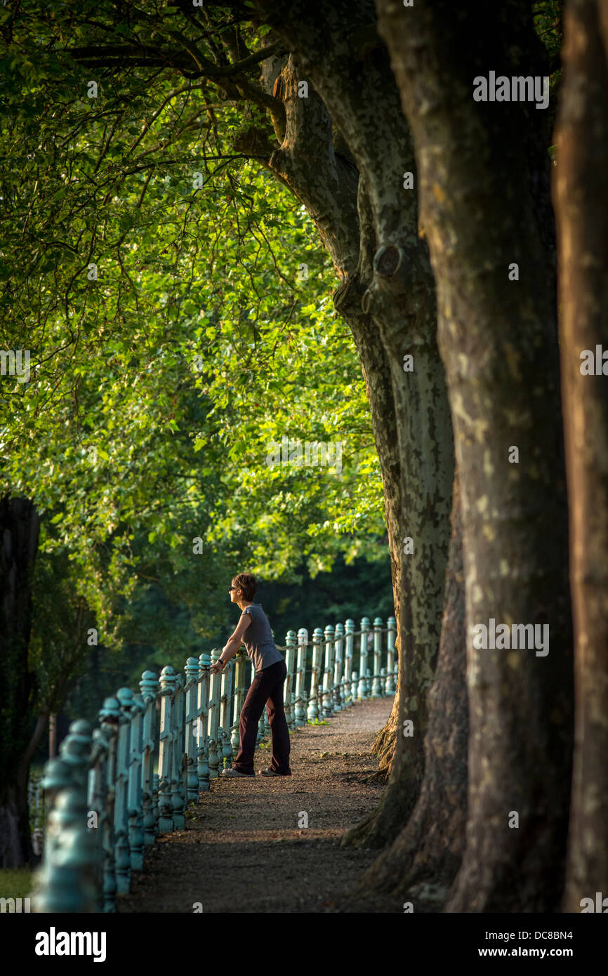 En verano, una señorita en uno de los parques de Vichy por una tarde (- Allier Auvernia - Francia). Foto de stock