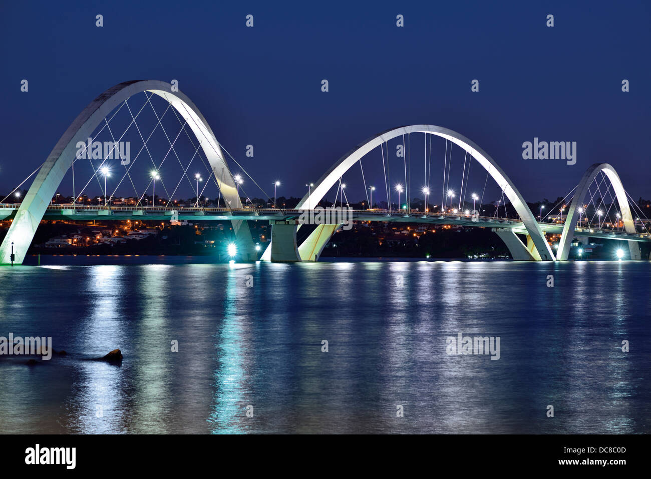 Brasil, Brasilia: Jucelino-Kubitschek-Puente sobre el lago Paranoá bei noche Foto de stock