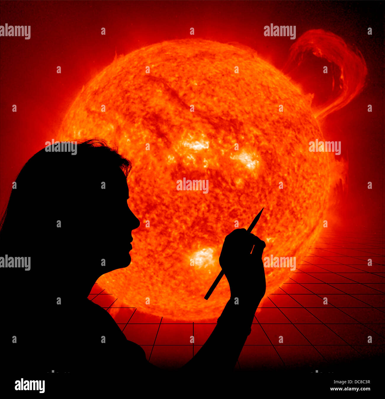 Profesor de ciencias mujer discutiendo sun bengalas en pantalla con cuadrícula de perspectiva Foto de stock