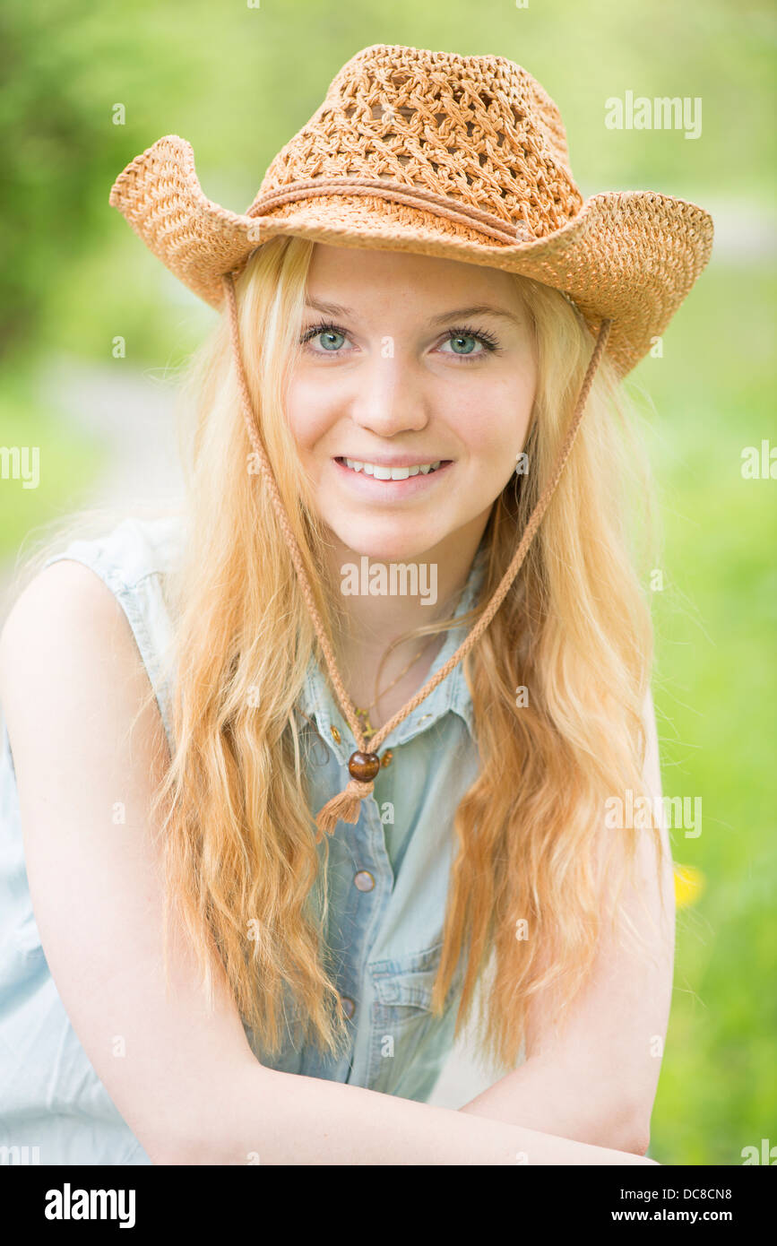 Una joven rubia atractiva mujer con sombrero de vaquero Foto de stock