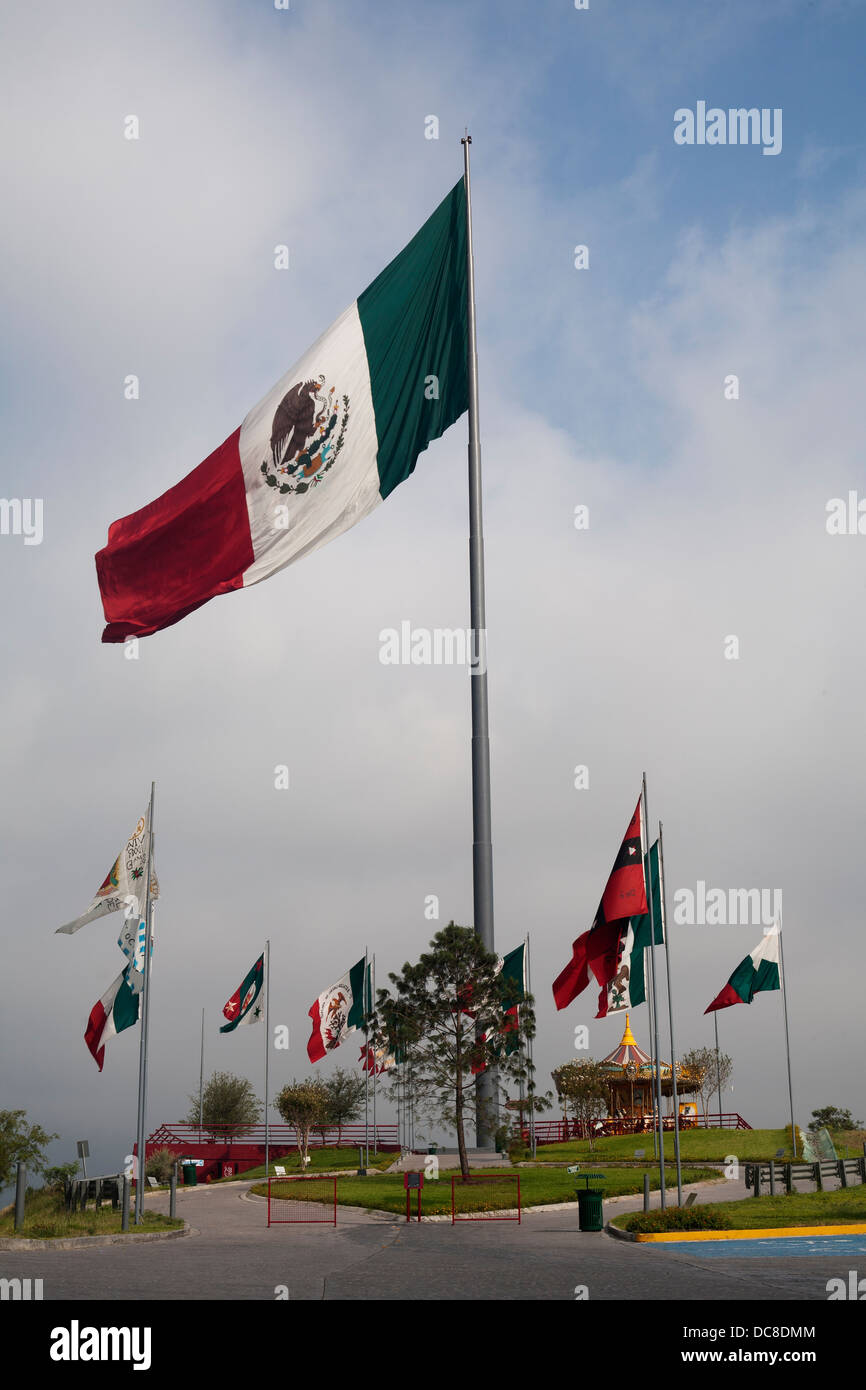 La bandera nacional de México, junto con un surtido de banderas mexicanas  regional al Obispado Asta Bandera mirador Fotografía de stock - Alamy