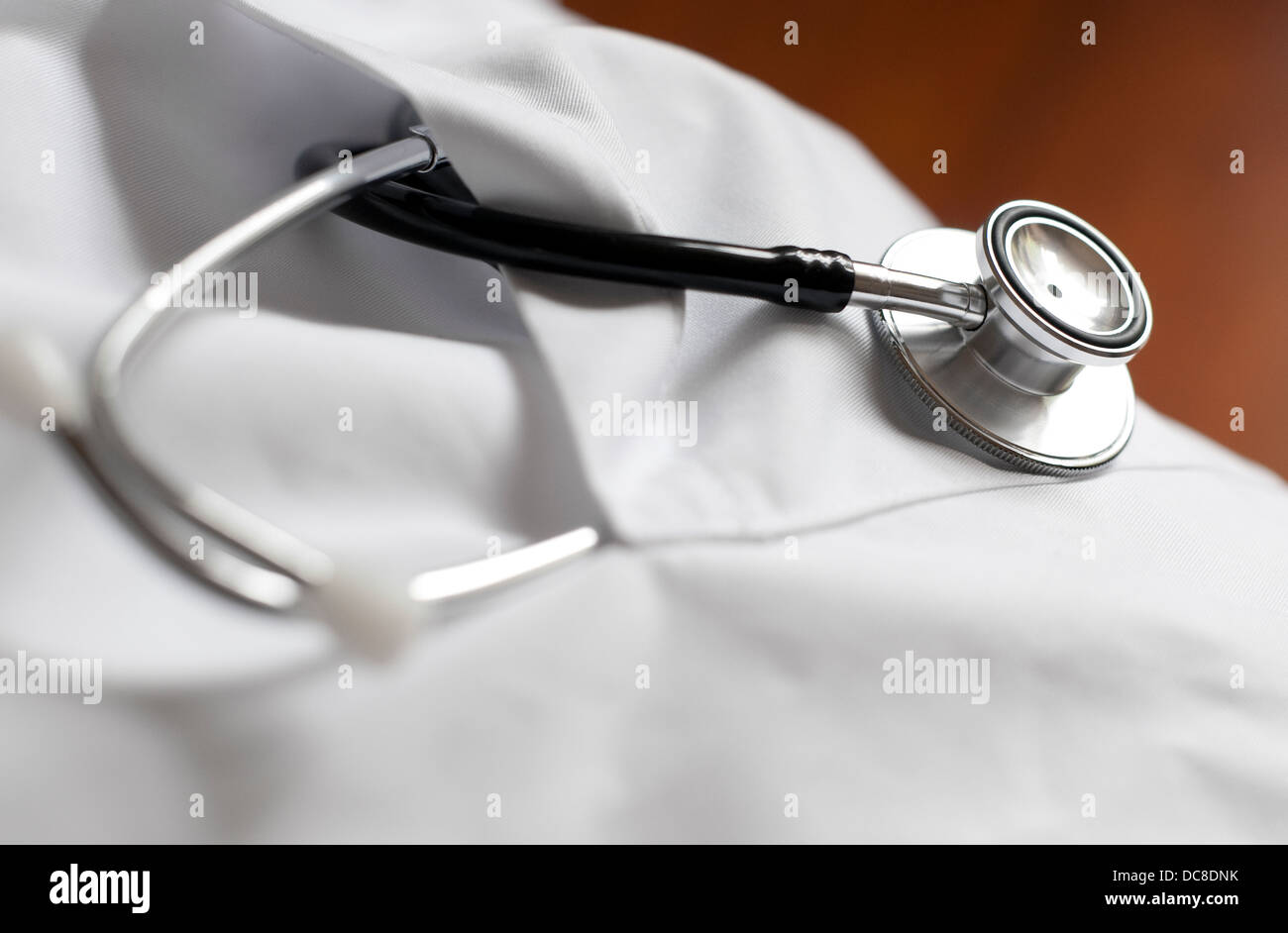 Estetoscopio del médico en el bolsillo de su chaqueta blanca Foto de stock