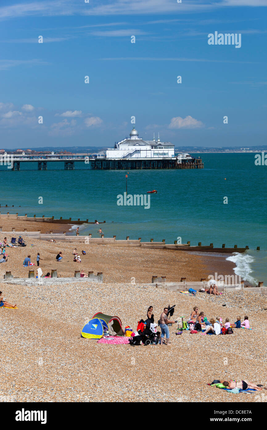 La playa y el muelle de Eastbourne, East Sussex, Inglaterra, Reino Unido. Foto de stock