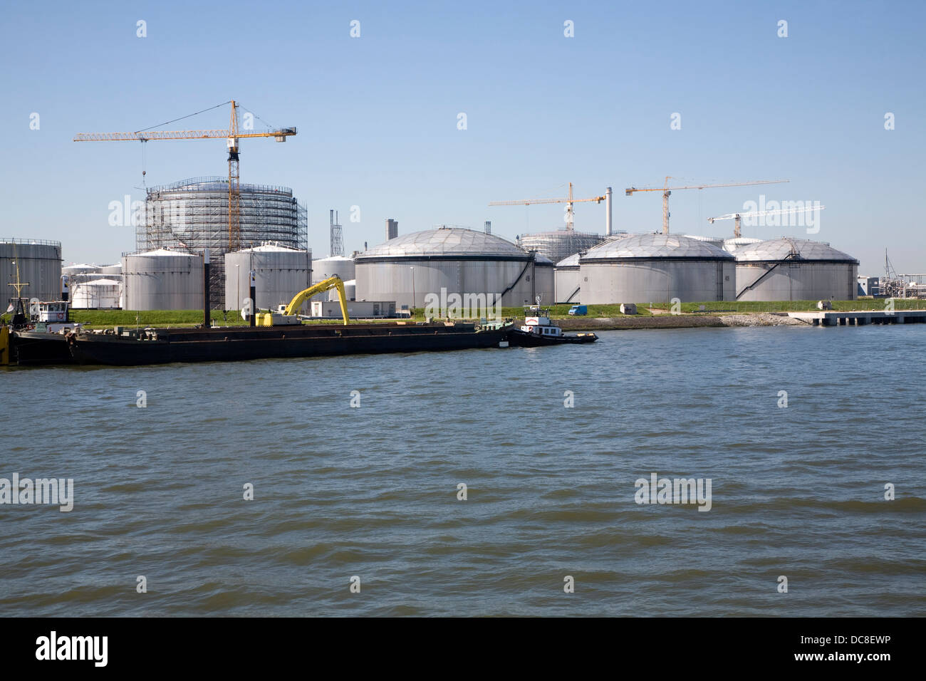 Química de los tanques de almacenamiento de combustible del puerto de Rotterdam, Países Bajos Foto de stock