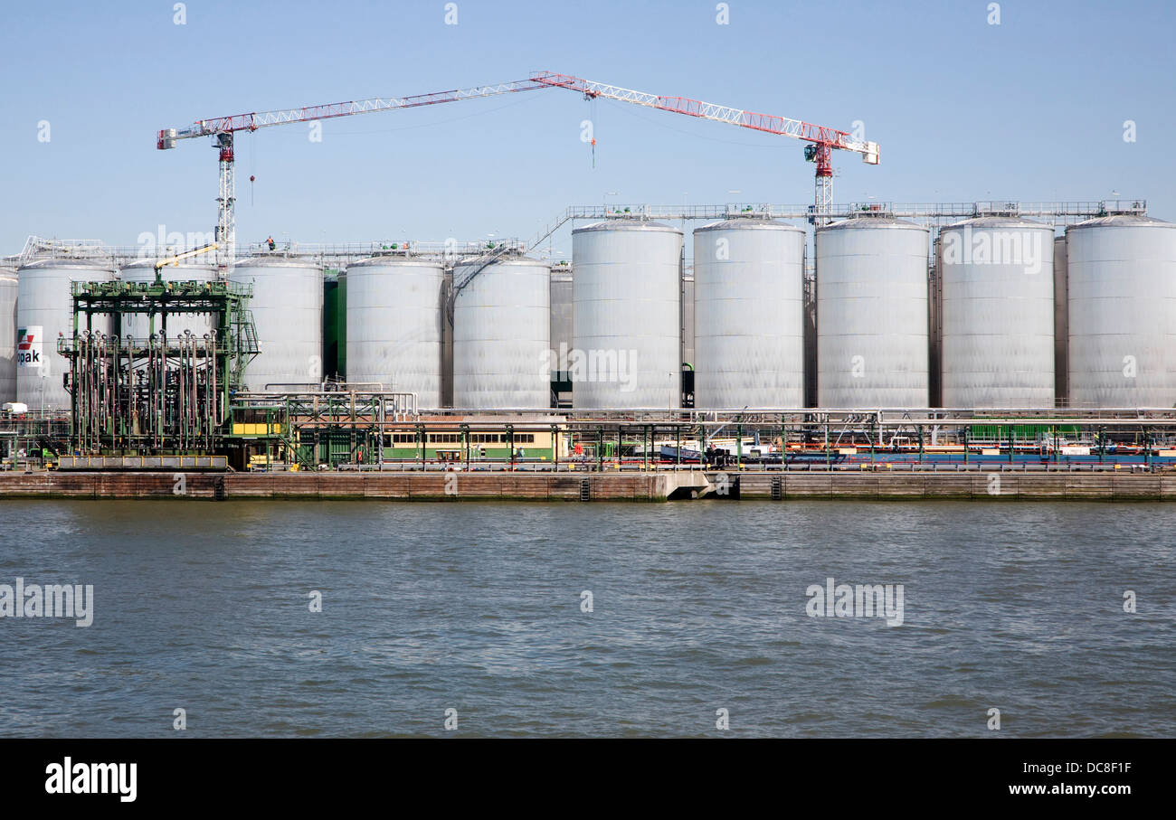 Química de los tanques de almacenamiento de combustible del puerto de Rotterdam, Países Bajos Foto de stock