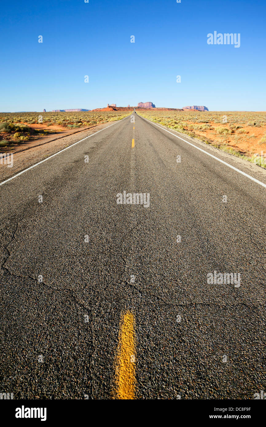 Vista vertical del largo camino americano a Monument Valley, EE.UU. Foto de stock