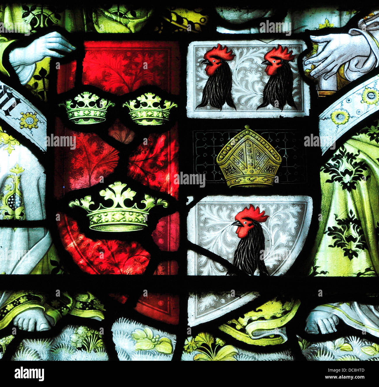 La catedral de Ely, los brazos del Obispo Alcock, vidriera, heráldica heráldica gallitos inglés obispos medievales Foto de stock