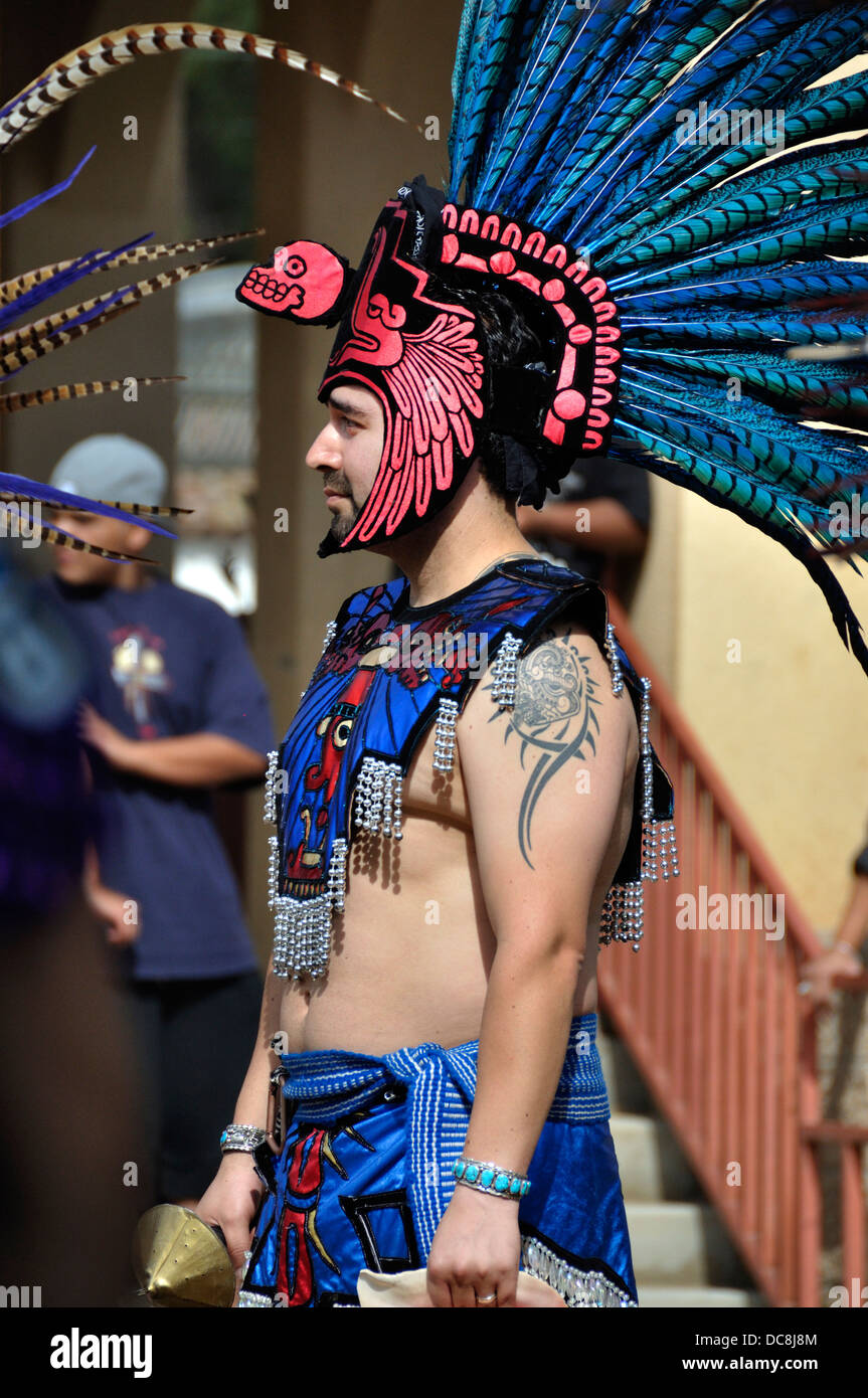 Hombre vestido de guerrero azteca Fotografía de stock - Alamy