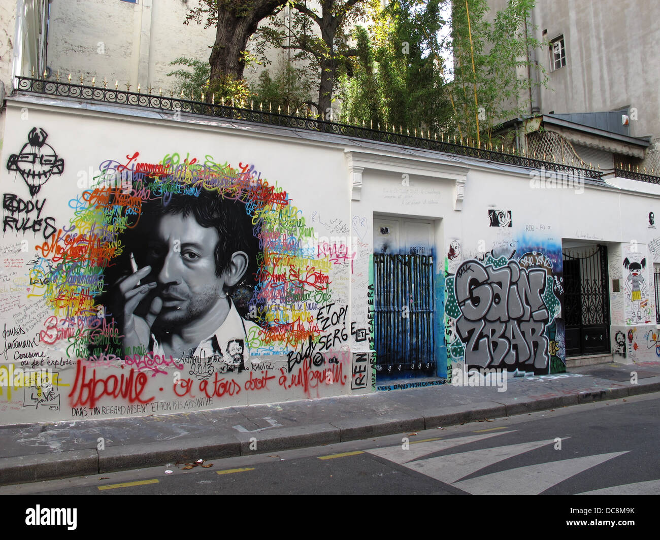 Graffiti en el muro de la casa de Serge Gainsbourg, rue de Verneuil, orilla izquierda de París, Francia, el cantautor francés, actor Foto de stock