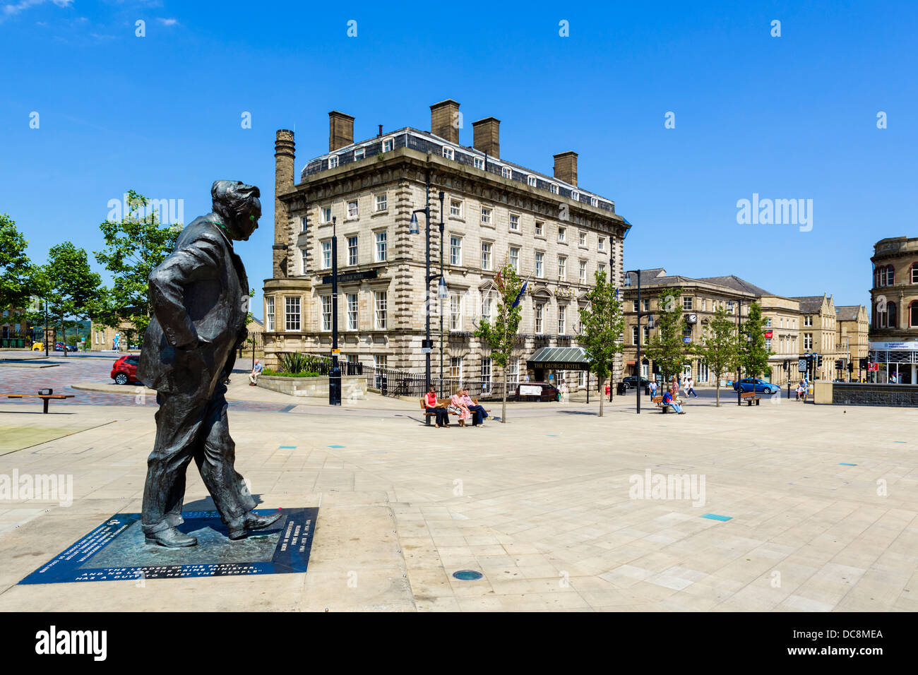 Estatua del antiguo Primer Ministro británico, Harold Wilson, con George Hotel detrás, St George's Square, Huddersfield, W de Yorkshire, Reino Unido Foto de stock