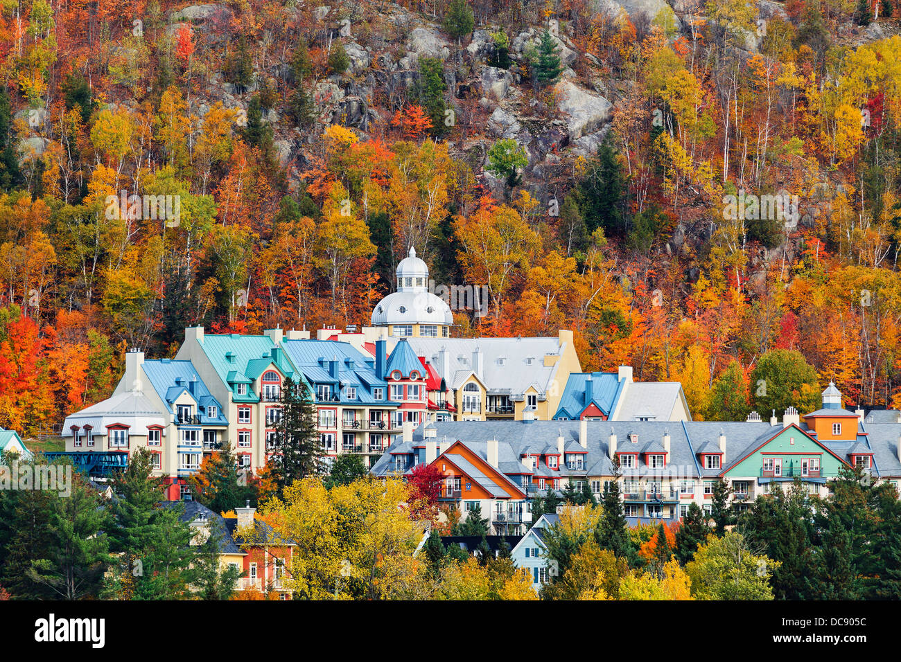 Mont Tremblant village en otoño; Laurentians, Quebec, Canadá Fotografía de stock Alamy
