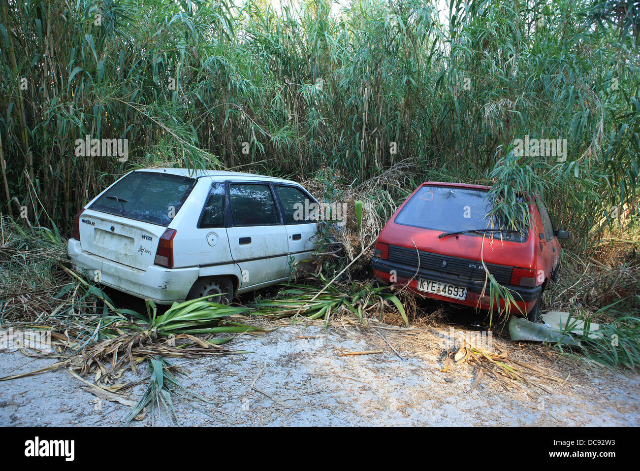 Los coches abandonados en la isla griega de Corfú Foto de stock