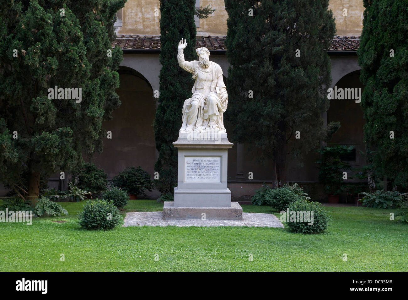 Un monumento a los florentinos caídos durante la WW1. Dios Padre, por Bandinelli. Claustro de Santa Croce, Florencia, Italia. Foto de stock