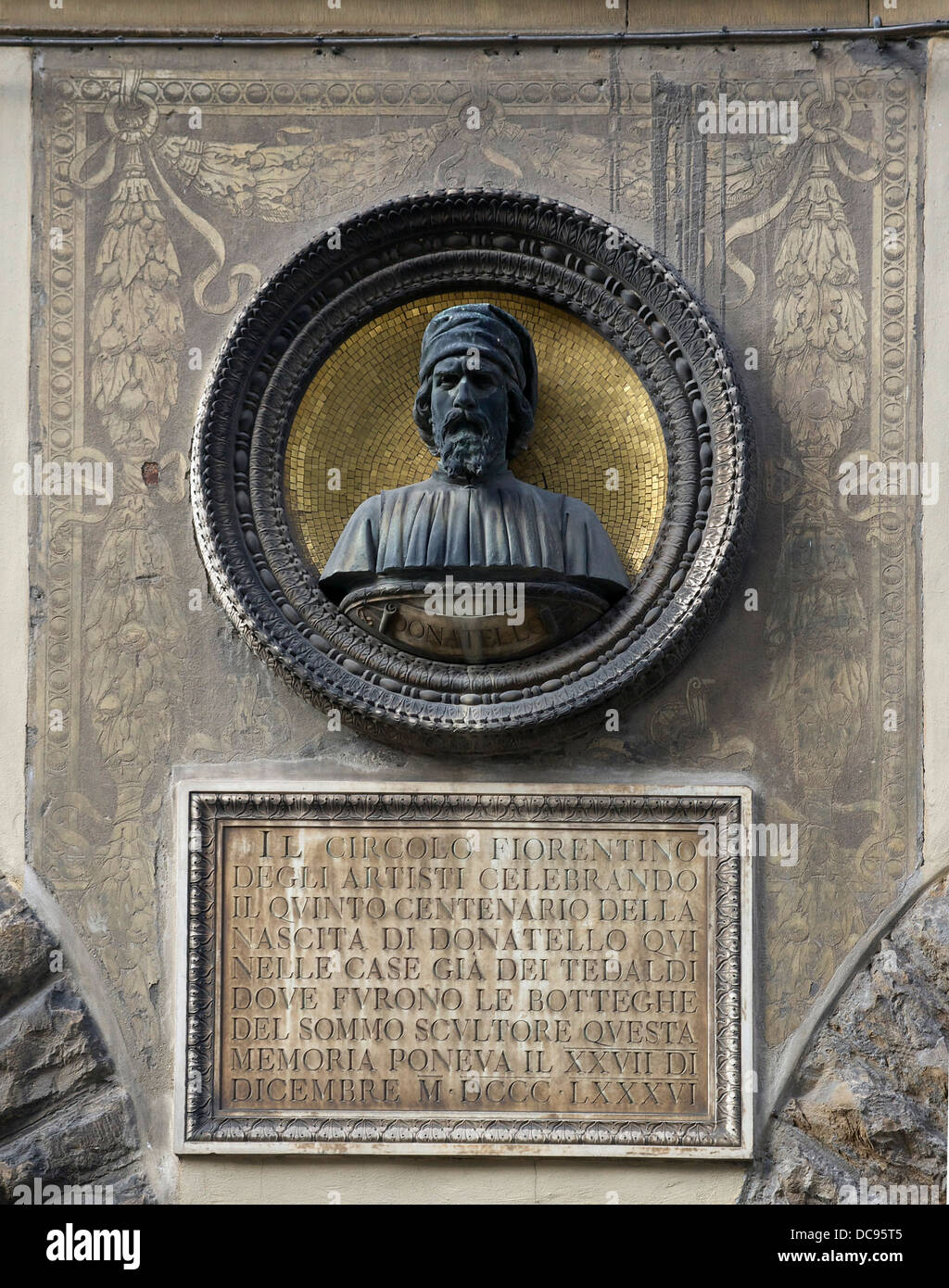 Homenaje a Donatello, sobre la fachada del Palacio Naldini en Florencia, Italia. Foto de stock