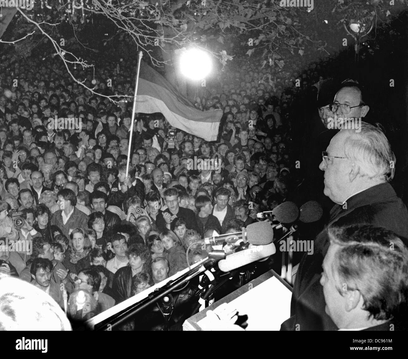 El ministro alemán de Asuntos Exteriores Hans-Dietrich Genscher (atrás) y el canciller alemán Helmut Kohl (C) hablar a som 100.000 personas en un mitin central en la caída del Muro de Berlín, Alemania, el 10 de noviembre de 1989. Foto de stock