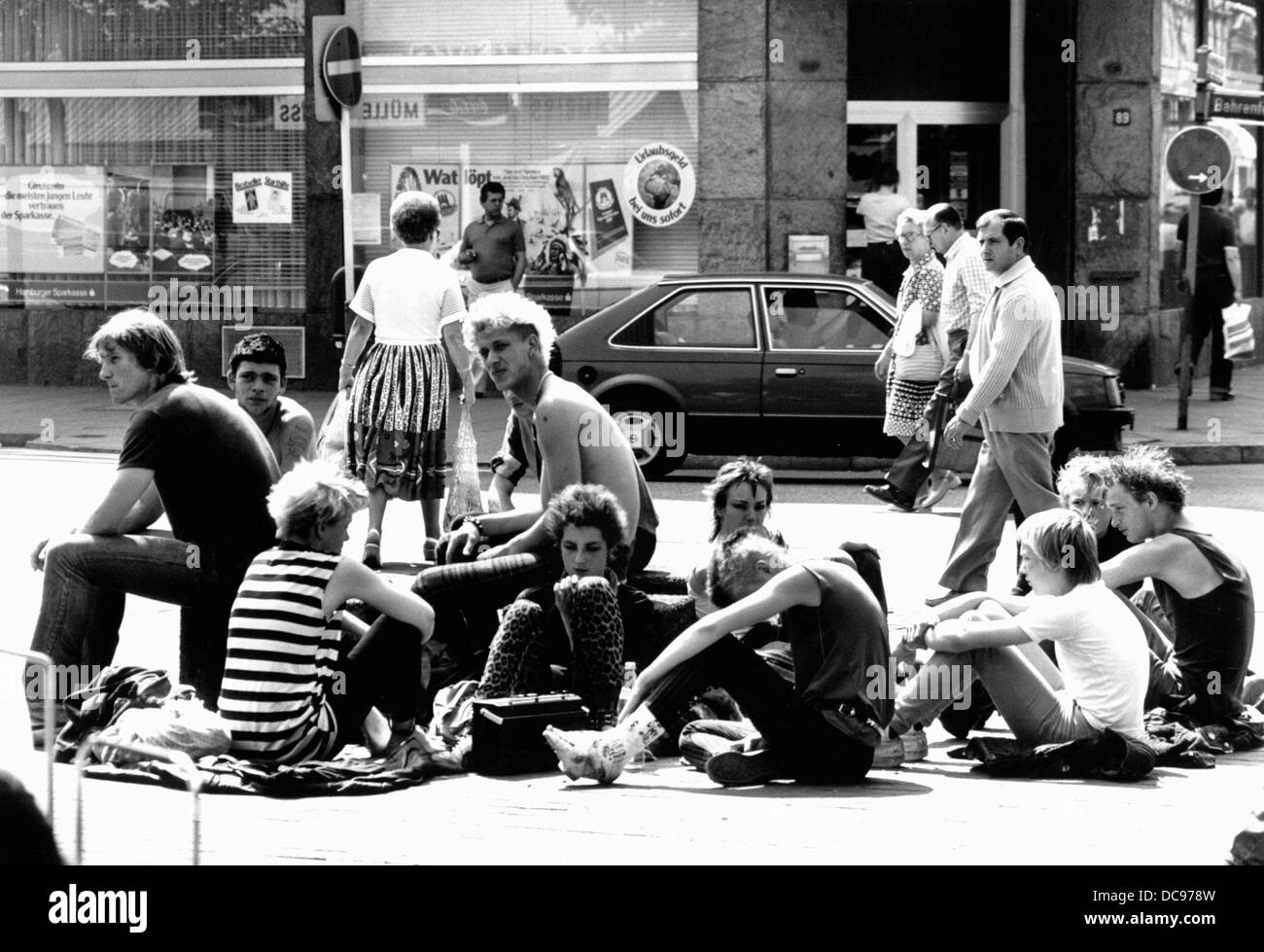 Un grupo de punks en Hamburgo el 31 de agosto de 1982. Las autoridades de trabajo, Juventud y Asuntos Sociales quiere ayudar a los punks con una iniciativa bajo el lema 'treetwork'. Foto de stock