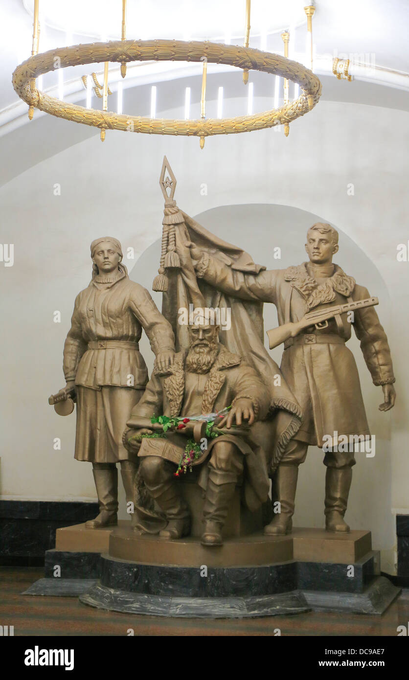 Estatuas de bronce de partisanos, la estación de metro Belorusskaya Foto de stock