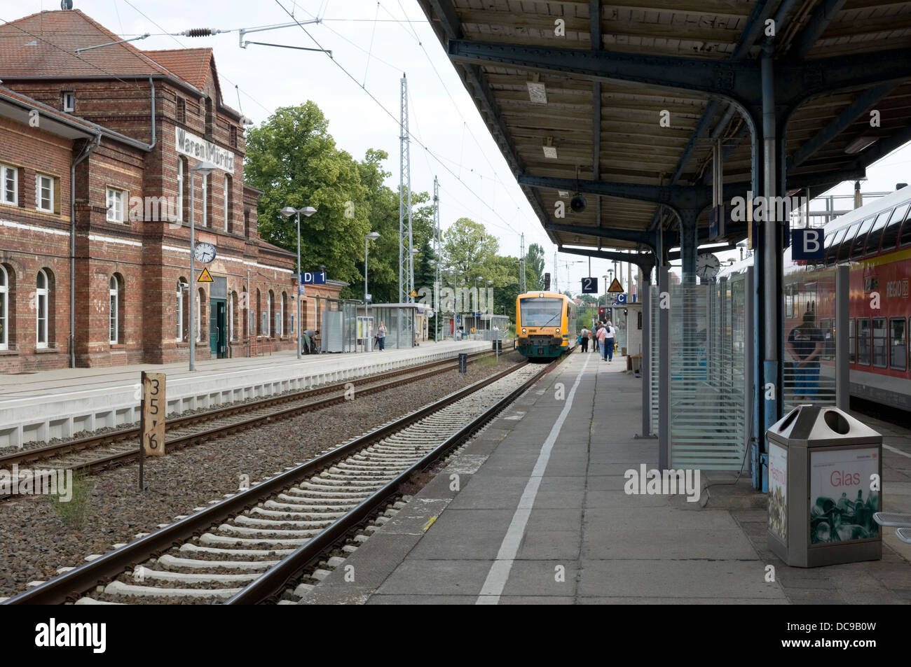 Waren (Müritz) estación de ferrocarril en Mecklemburgo Pomerania Occidental, Alemania. (Julio de 2013) Foto de stock