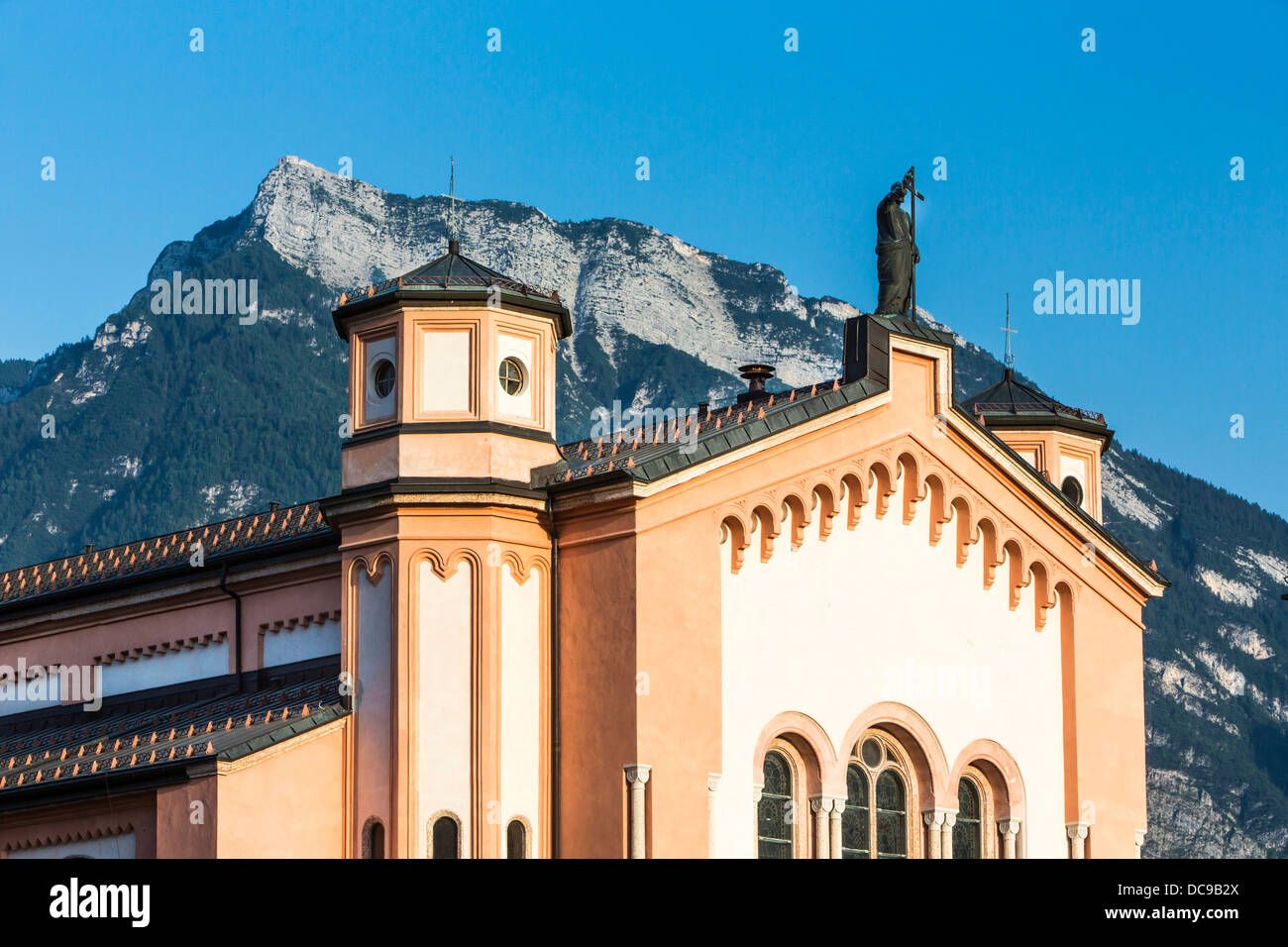 Pfarrkirche des Erlösers, la Iglesia del Santo Redentor, Levico Terme, Trentino, Italia Foto de stock