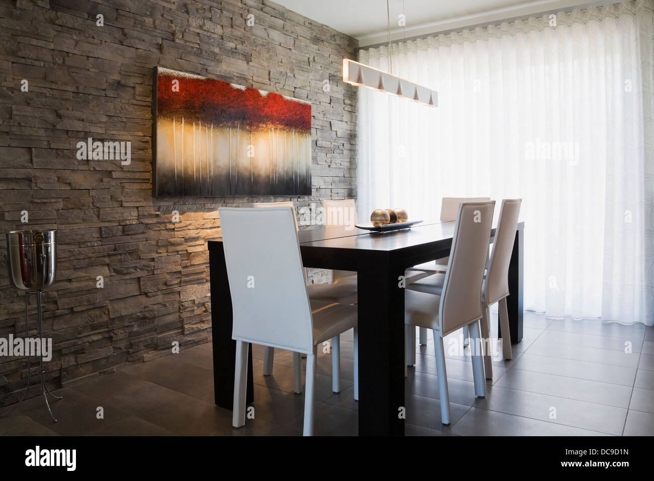 Comedor en el interior de una casa residencial moderna Foto de stock