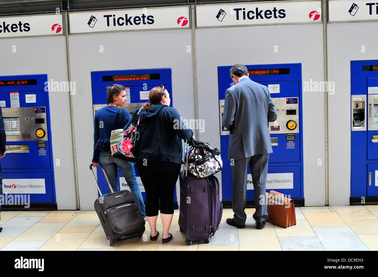Los pasajeros intentando comprar entradas de vending máquinas expendedoras de billetes, Paddington, Londres, Reino Unido. Foto de stock