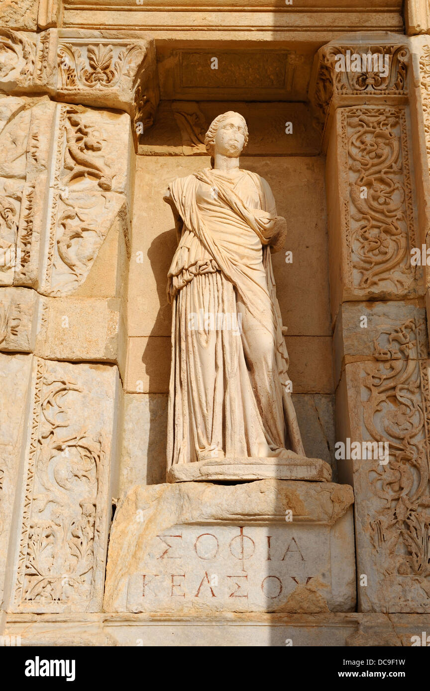 Estatua de nicho dentro de la Biblioteca de Celso en Éfeso, Costa del Mar Egeo, Turquía Foto de stock