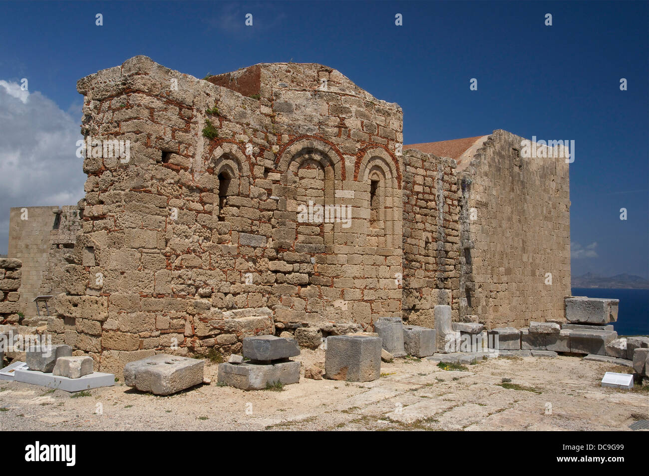 Las ruinas de una antigua iglesia bizantina en la Acrópolis de Lindos, la isla de Rodas, Grecia. Foto de stock