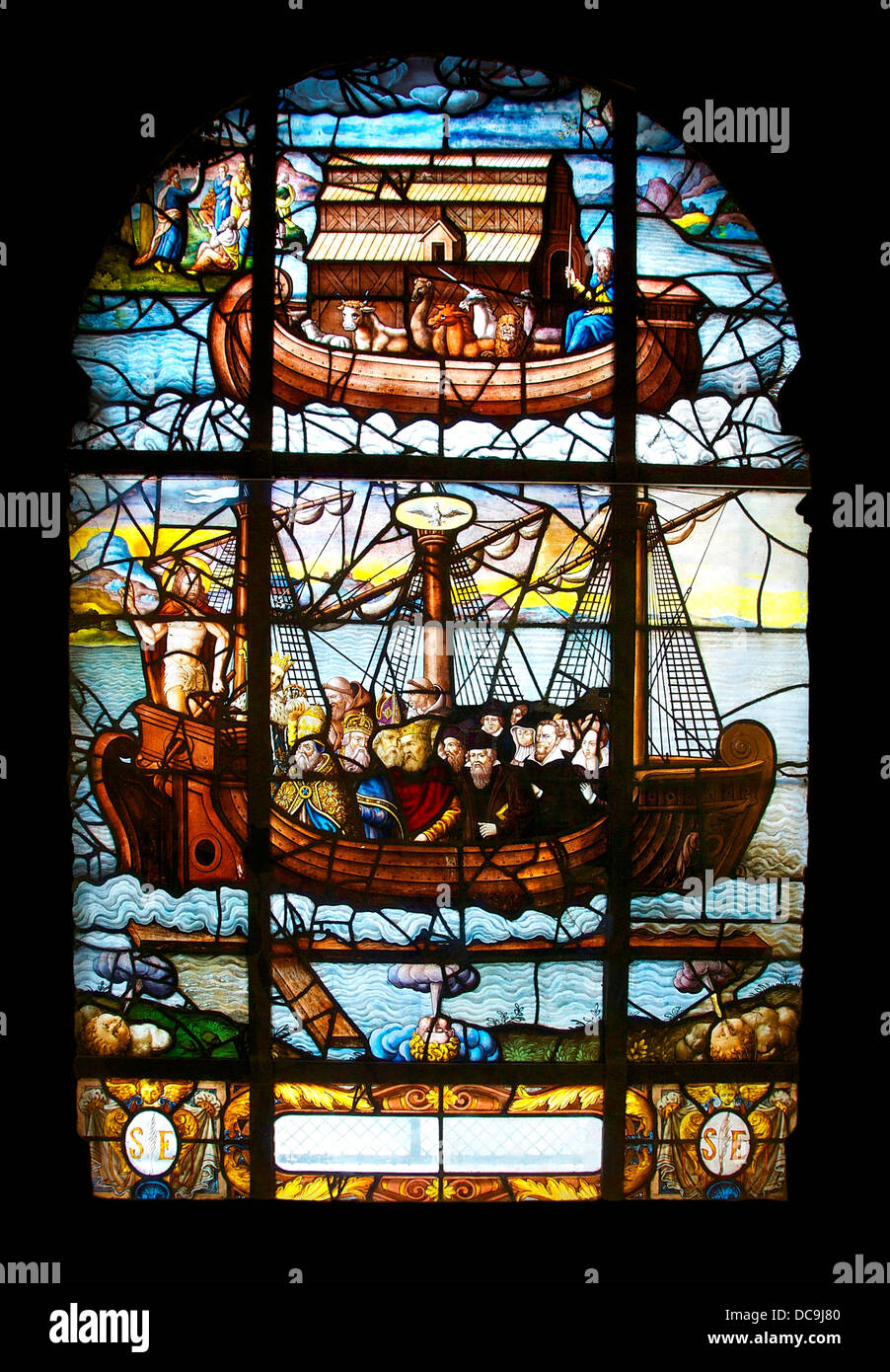 El arca de Noé, la Iglesia como una nave. Ventana de vidrios de colores. Iglesia en Saint-Etienne-du-Mont. París. Foto de stock