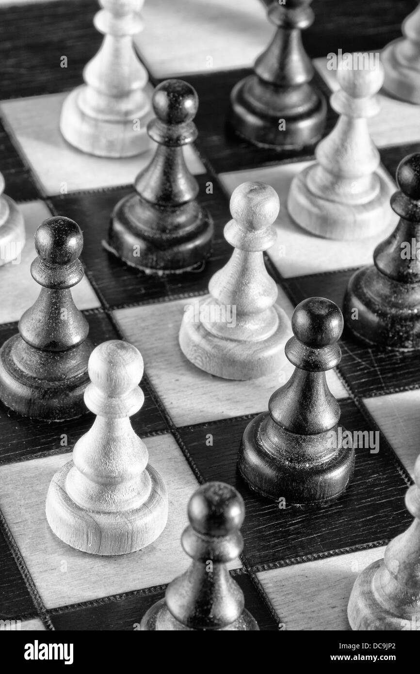 Los peones de ajedrez en el tablero de ajedrez, fotografía en blanco y negro Foto de stock