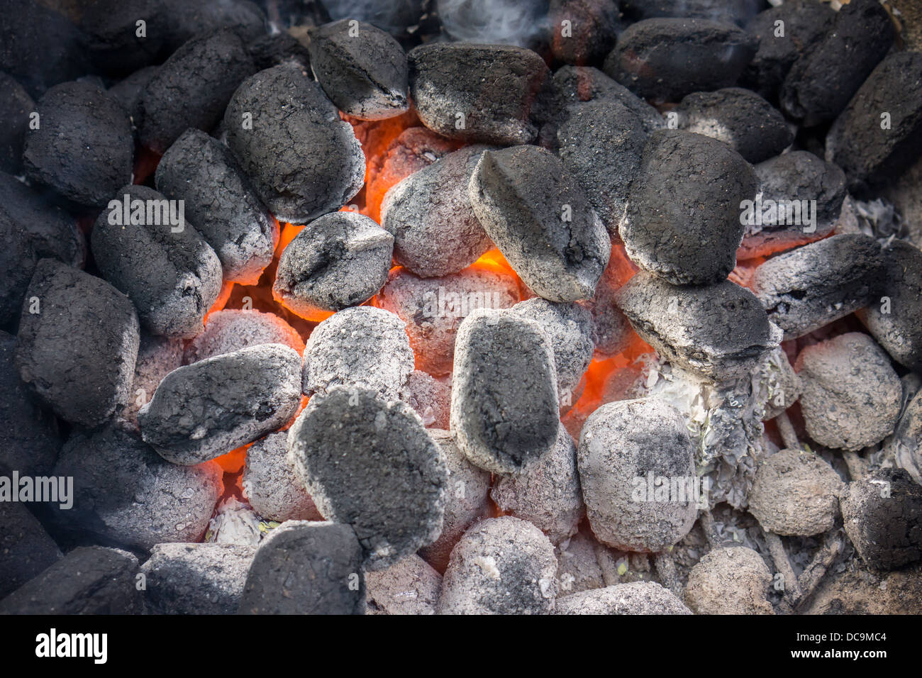 Los carbones calientes listos para cocinar en una barbacoa en Nueva York el sábado, 3 de agosto de 2013. (© Richard B. Levine) Foto de stock